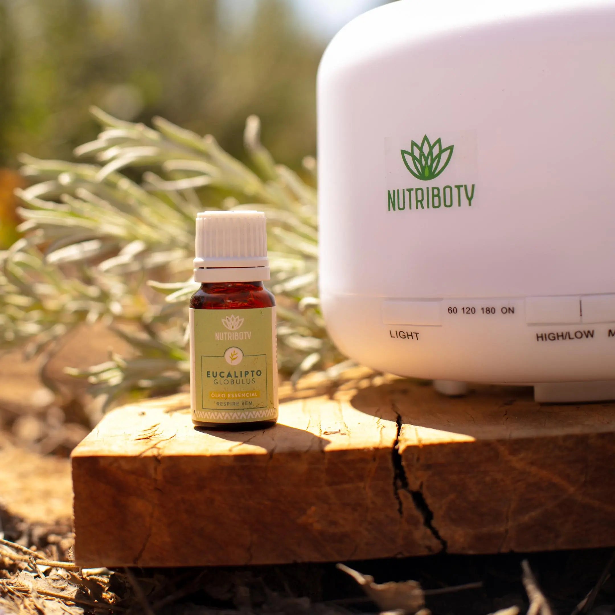 O Difusor Nutriboty é o complemento perfeito para este óleo permitindo a prática da aromaterapia, a inalação dos seus componentes terapêuticos para promoção da saúde e bem-estar. Humidifica também o ar, reduzindo a presença de bactérias, e deixa um aroma maravilhoso em casa!