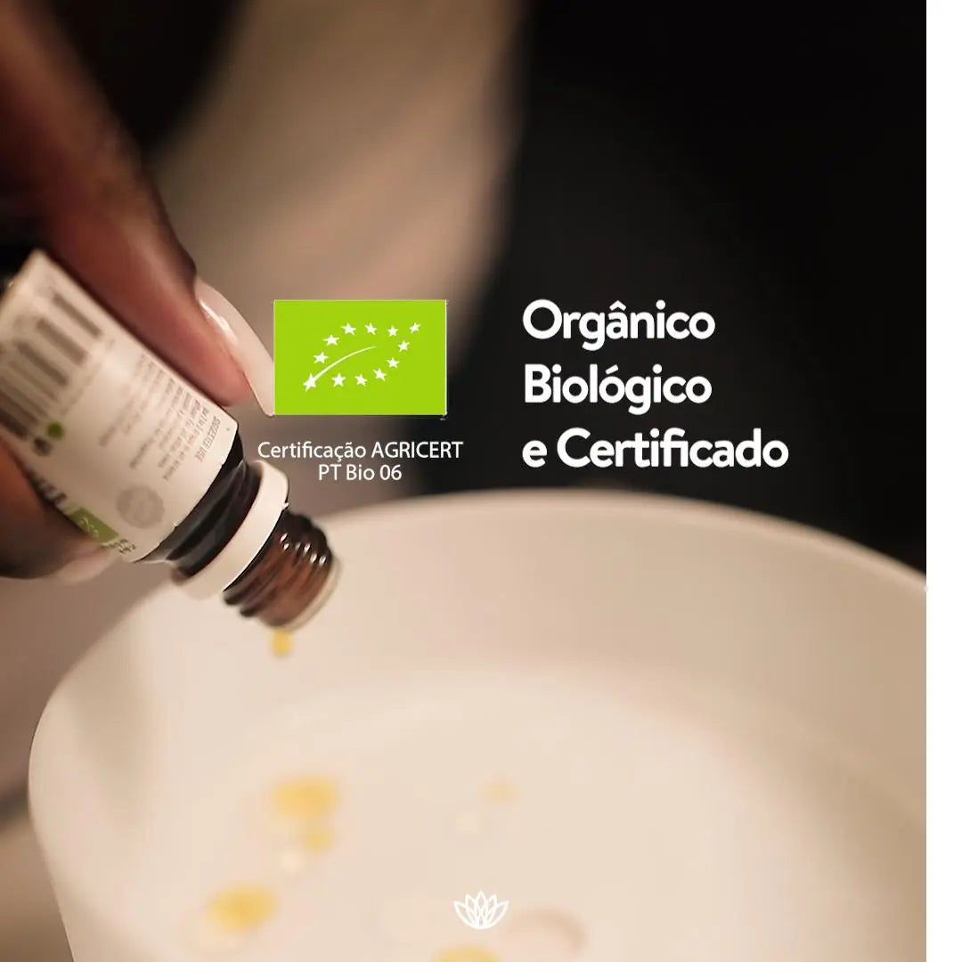 Crie um ambiente relaxante e aromático em casa com óleos essenciais 100% naturais. Transforme sua decoração com fragrâncias puras e desfrute de um refúgio tranquilo. Ambientador perfume de ambiente aromatizador sem químicos nocivos ao ambiente e à saúde. Certificação EU PT Bio-06 Agricert