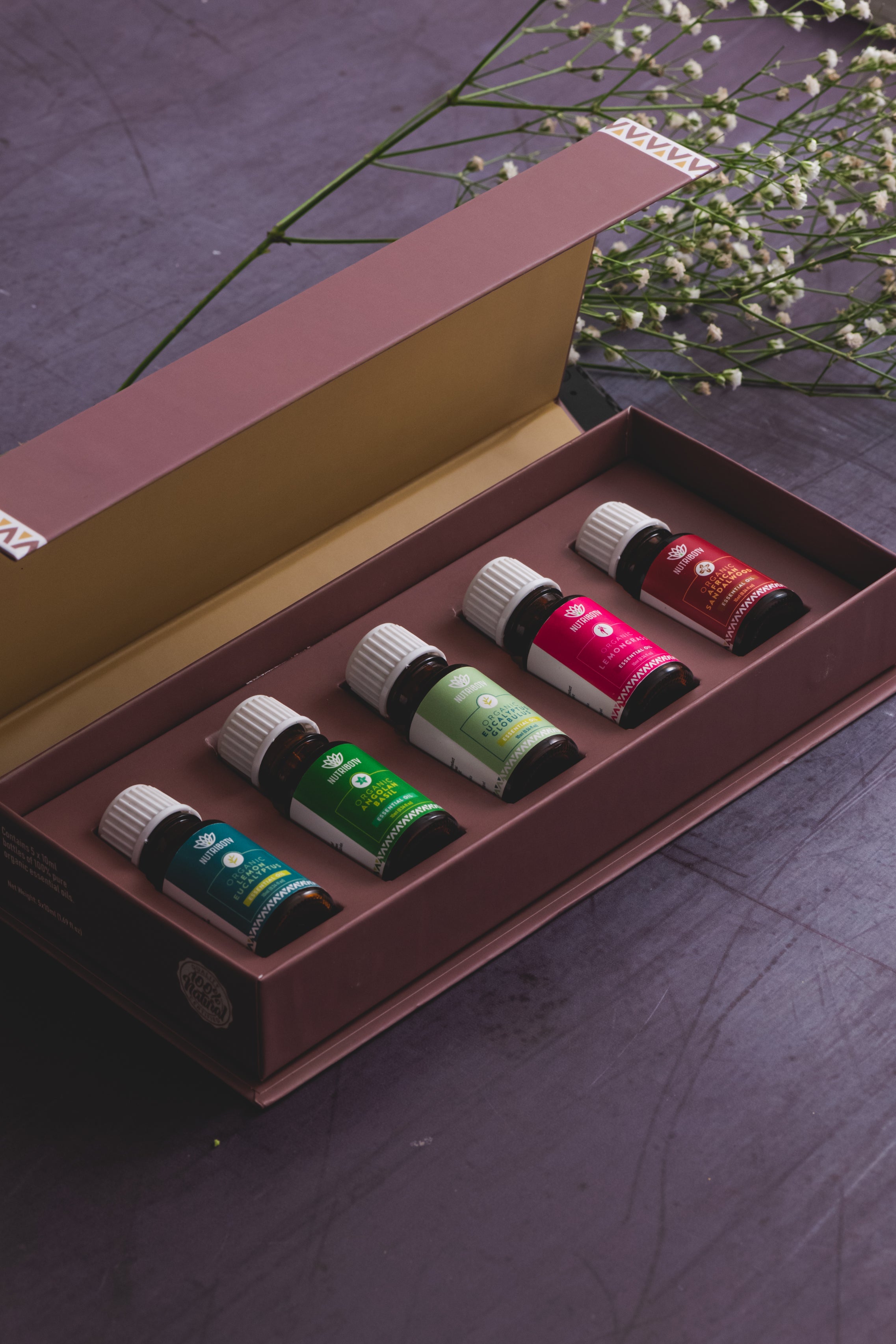 SET de Óleos Essenciais: 5 óleos diferentes, todos eles com as suas propriedades e benefícios específicos: Eucalipto Limão, Eucalipto Globulus, Manjericão Africano, Lemongrass (Erva-Príncipe/Capim-Limão) e Sândalo Africano.