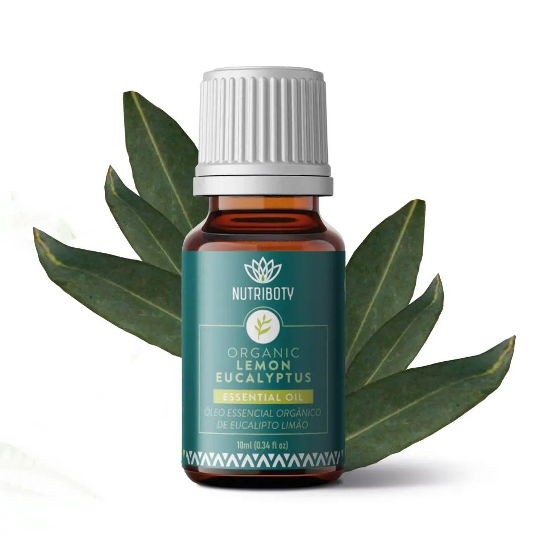 100% biológico, puro e certificado pela Agricert, este óleo é obtido através da destilação a vapor da planta Eucalyptus citriodora. Na sua composição, destacam-se os seguintes elementos químicos: Citronelol: 4%-17% Citronelal: 2.22%-4% 1.8-cineol: 20%-55% Alfa-pineno: 2%-10%