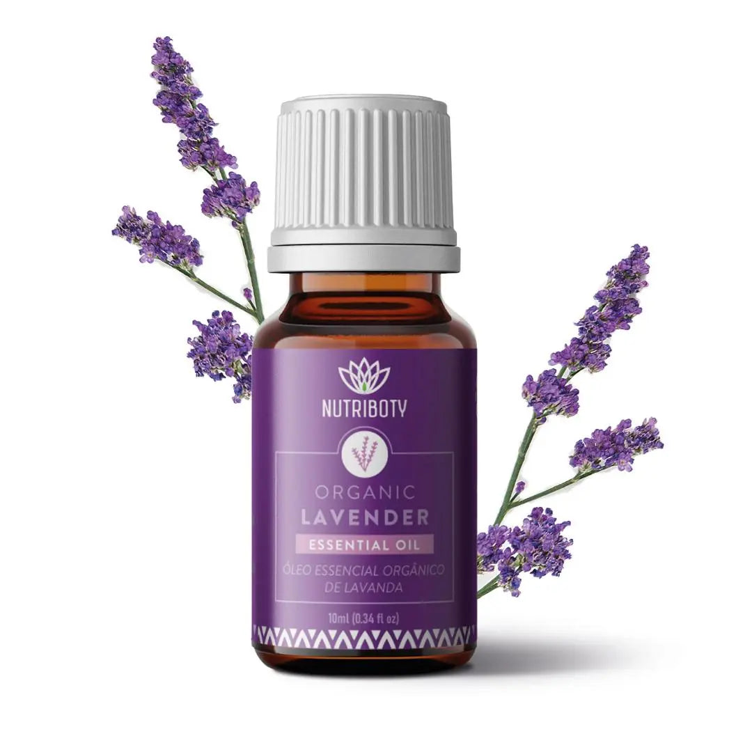 100% biológico, puro e certificado, este óleo é obtido através da destilação a vapor da planta Lavandula angustifolia.  Na sua composição, destacam-se os seguintes elementos químicos:  1.8-cineol: 20%-55% Cânfora: 10%-30% Dadas as suas propriedades antimicrobianas, pode também ser usada para problemas de pele como pequenas feridas e queimaduras superficiais.