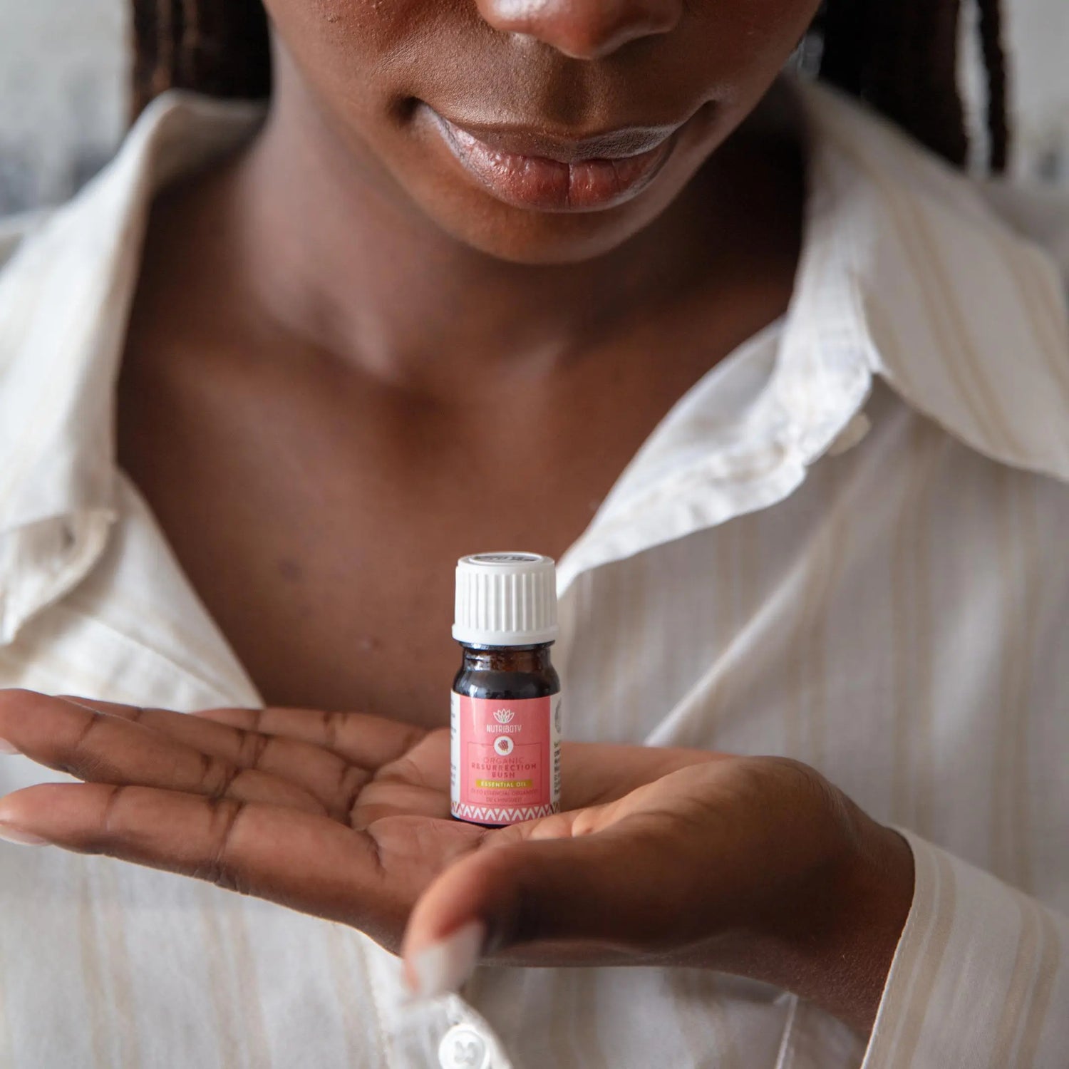 Crie um ambiente relaxante e aromático em casa com óleos essenciais 100% naturais. Transforme sua decoração com fragrâncias puras e desfrute de um refúgio tranquilo. Ambientador perfume de ambiente aromatizador sem químicos nocivos ao ambiente e à saúde.