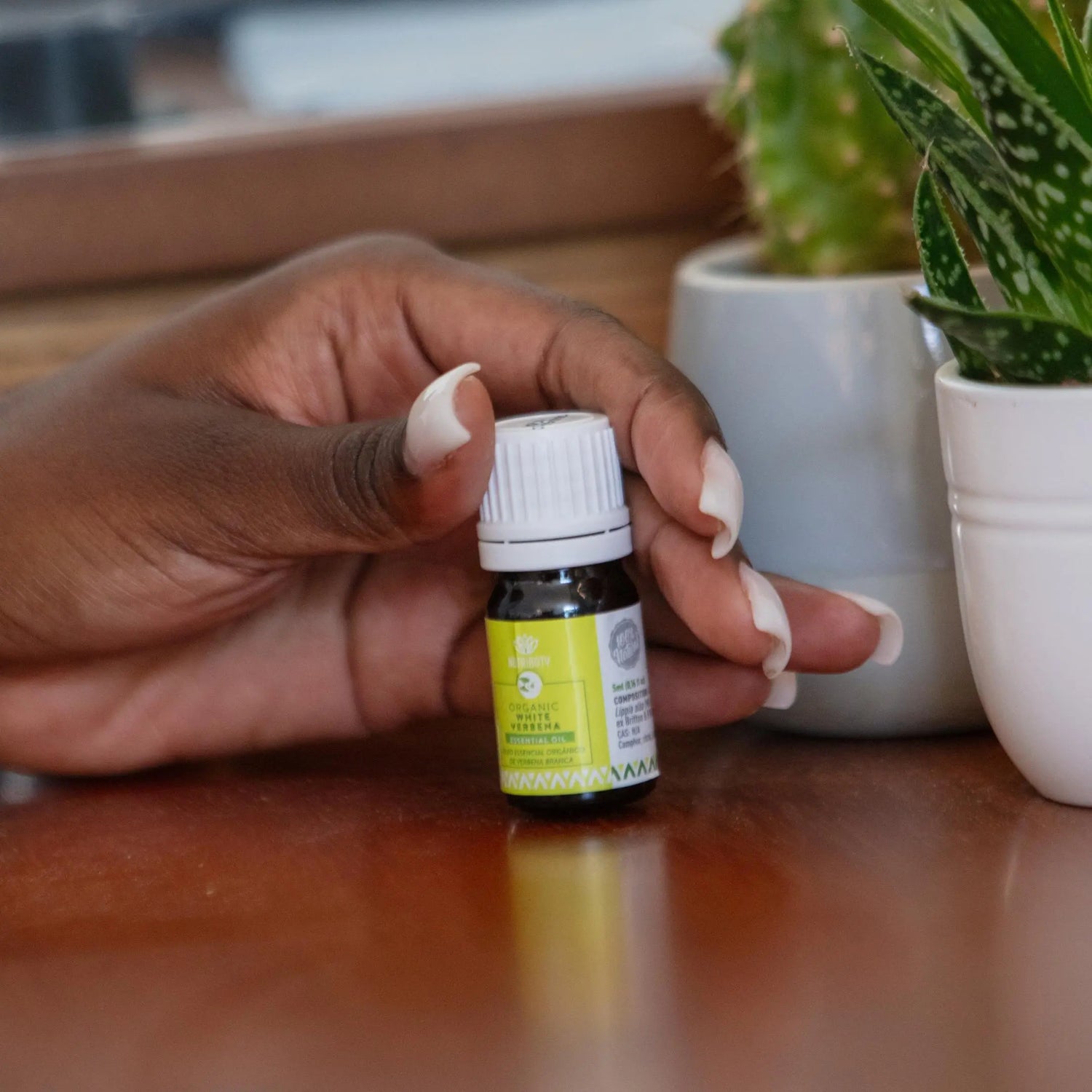 Crie um ambiente relaxante e aromático em casa com óleos essenciais 100% naturais. Transforme sua decoração com fragrâncias puras e desfrute de um refúgio tranquilo. Ambientador perfume de ambiente aromatizador sem químicos nocivos ao ambiente e à saúde.