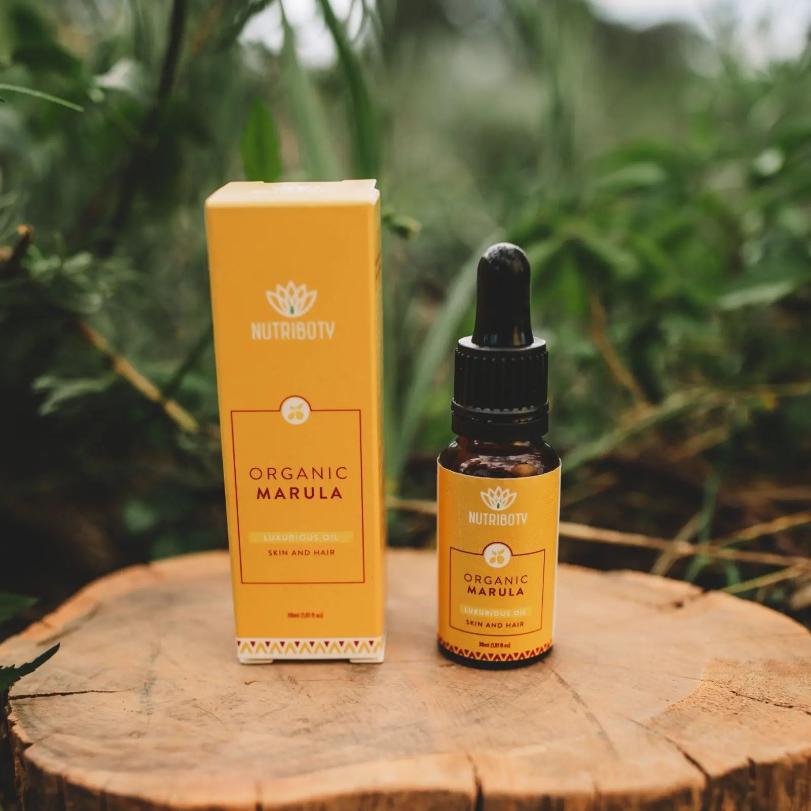 O óleo vegetal de Marula é ideal para ser usado no cabelo, pele, barba, unhas e couro cabeludo. Limpador facial e desmaquilhante, hidratante e emoliante com propriedades terapêuticas. Contém Vitamina C e E, Ómega 9 e Ácidos Linoleicos. Por ser antioxidante é um excelente aliado no combate ao envelhecimento da pele com poder antibacteriano e anti-inflamatório auxiliam no tratamento da acne e peles sensíveis. Elevado nível de ácido oleico ajuda a formar uma barreira protetora em volta da fibra capilar.