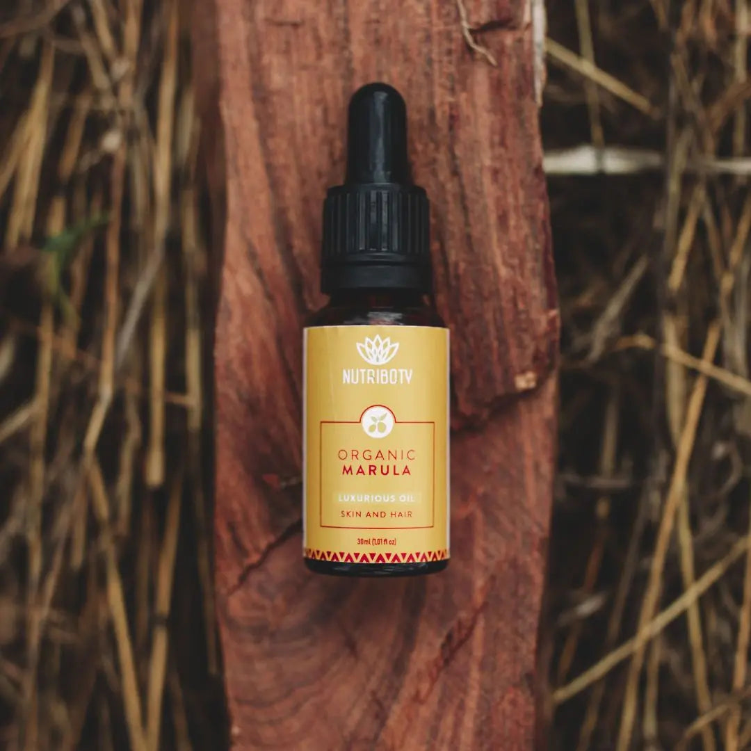 O óleo vegetal de Marula é ideal para ser usado no cabelo, pele, barba, unhas e couro cabeludo. Limpador facial e desmaquilhante, hidratante e emoliante com propriedades terapêuticas. Contém Vitamina C e E, Ómega 9 e Ácidos Linoleicos. Por ser antioxidante é um excelente aliado no combate ao envelhecimento da pele com poder antibacteriano e anti-inflamatório auxiliam no tratamento da acne e peles sensíveis. Elevado nível de ácido oleico ajuda a formar uma barreira protetora em volta da fibra capilar.