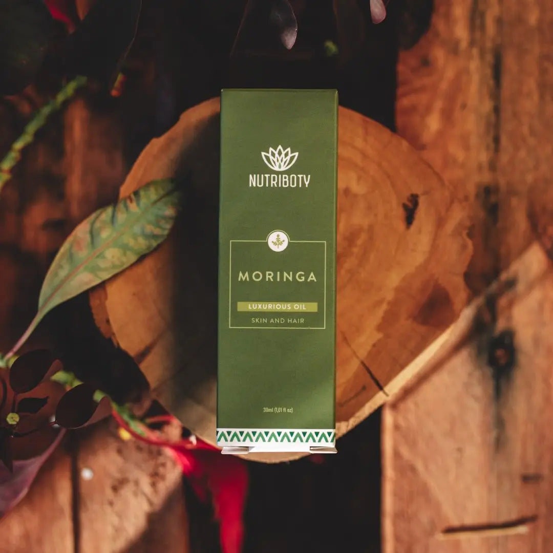 O óleo vegetal de Moringa é ideal para ser usado no cabelo, pele, barba, unhas e couro cabeludo. Limpador facial e desmaquilhante, hidratante e emoliante com propriedades terapêuticas. Contém Vitamina A, C e E, Ómega 9 e Ácidos Linoleicos. Para pele acneica, seca, envelhecida. Para prevenção da caspa. Anti-inflamatório e antimicrobiano é excelente para tratar dermatites, eczemas, queimaduras solares, cortes e picadas de insetos. Hidrata e confere brilho e dureza às unhas.