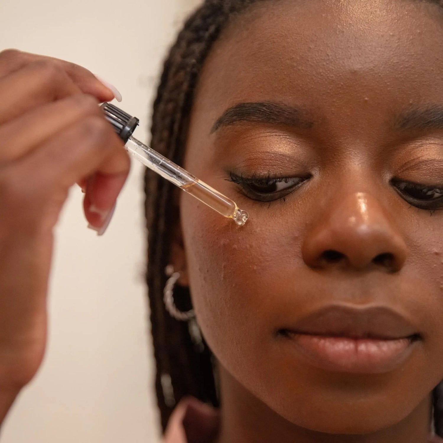 Óleo vegetal 100% natural realça o bronze, bronzeador, protetor e hidratante de pele em profundidade, trata manchas do sol, tratamento aftersun pós sol, vermelhões, escaldões, pele irritada e manchas. Para adultos e crianças. Retinol Vitamina E para regeneração celular da pele.