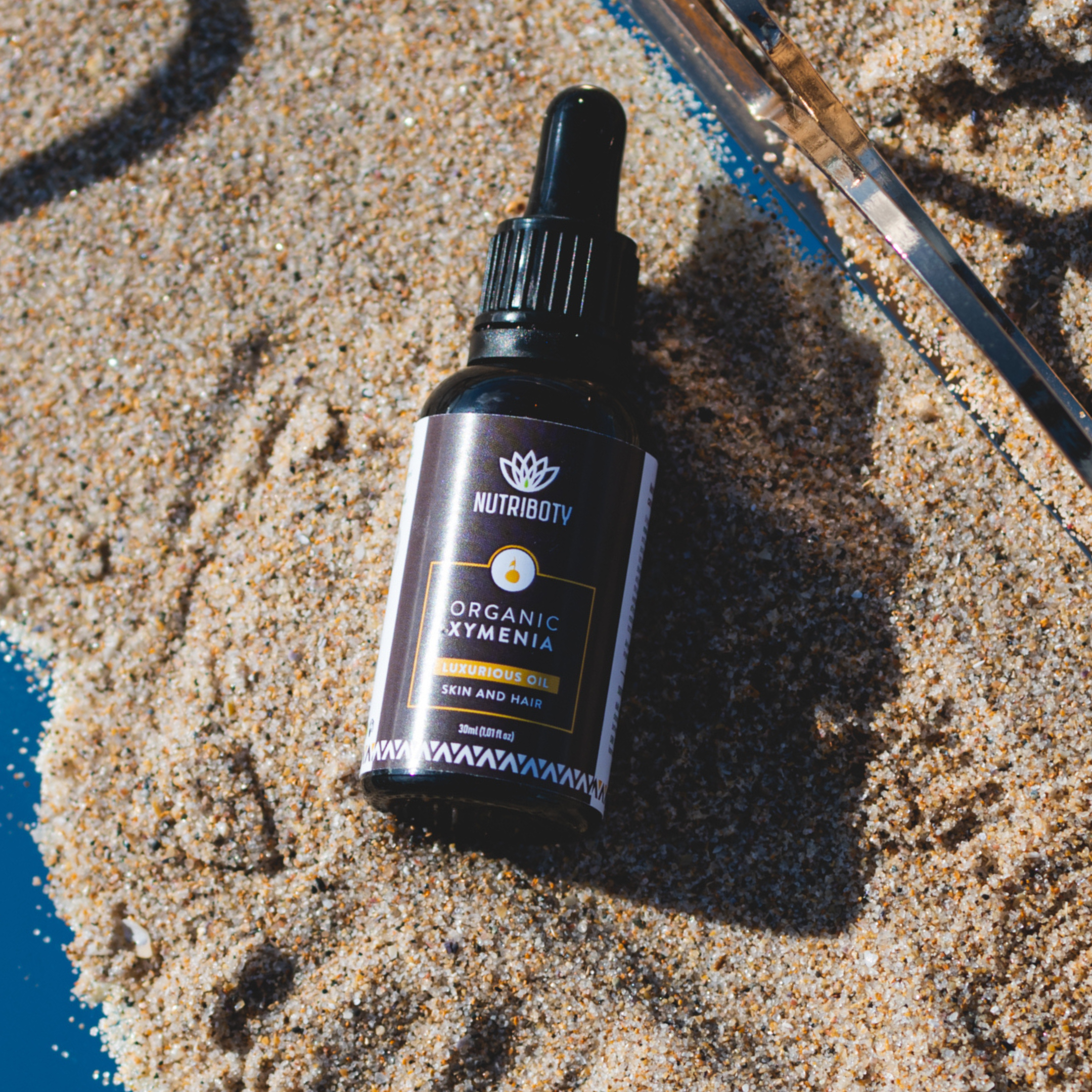 100% biológico, puro e certificado pela Agricert, este óleo é obtido através da prensagem a frio das sementes da espécie Ximenia americana L. Na sua composição, destacam-se os seguintes compostos químicos: Vitamina K1; Ácido Oleico (ómega 9): 60-75%; Ácido Nervónico (ómega 9): 8-28%; Ácido Lignocérico: 2-8%; Ácido Gadoleico: 1-5%.