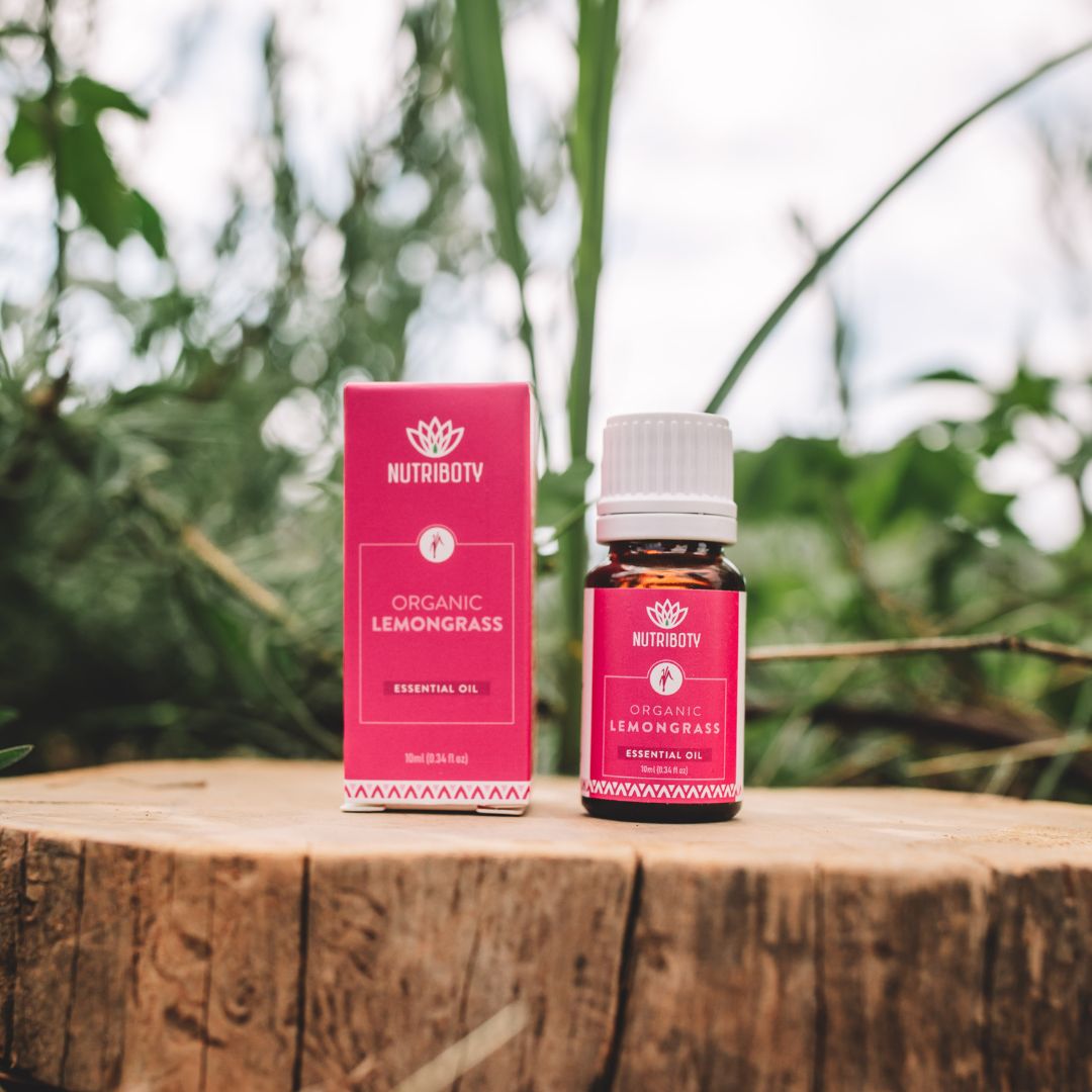 O Óleo Essencial de Lemongrass, Capim-limão ou Erva-príncipe, energiza o corpo, melhora a boa disposição e pode ser usado como repelente. Durante épocas quentes, este óleo pode ser usado para refrescar a temperatura do corpo e reavivar a mente. Entre outros benefícios para a saúde, é usado para melhorar náuseas e cãibras musculares ligeiras. É ainda usado para cuidado da pele, unhas e cabelo, combatendo a oleosidade.