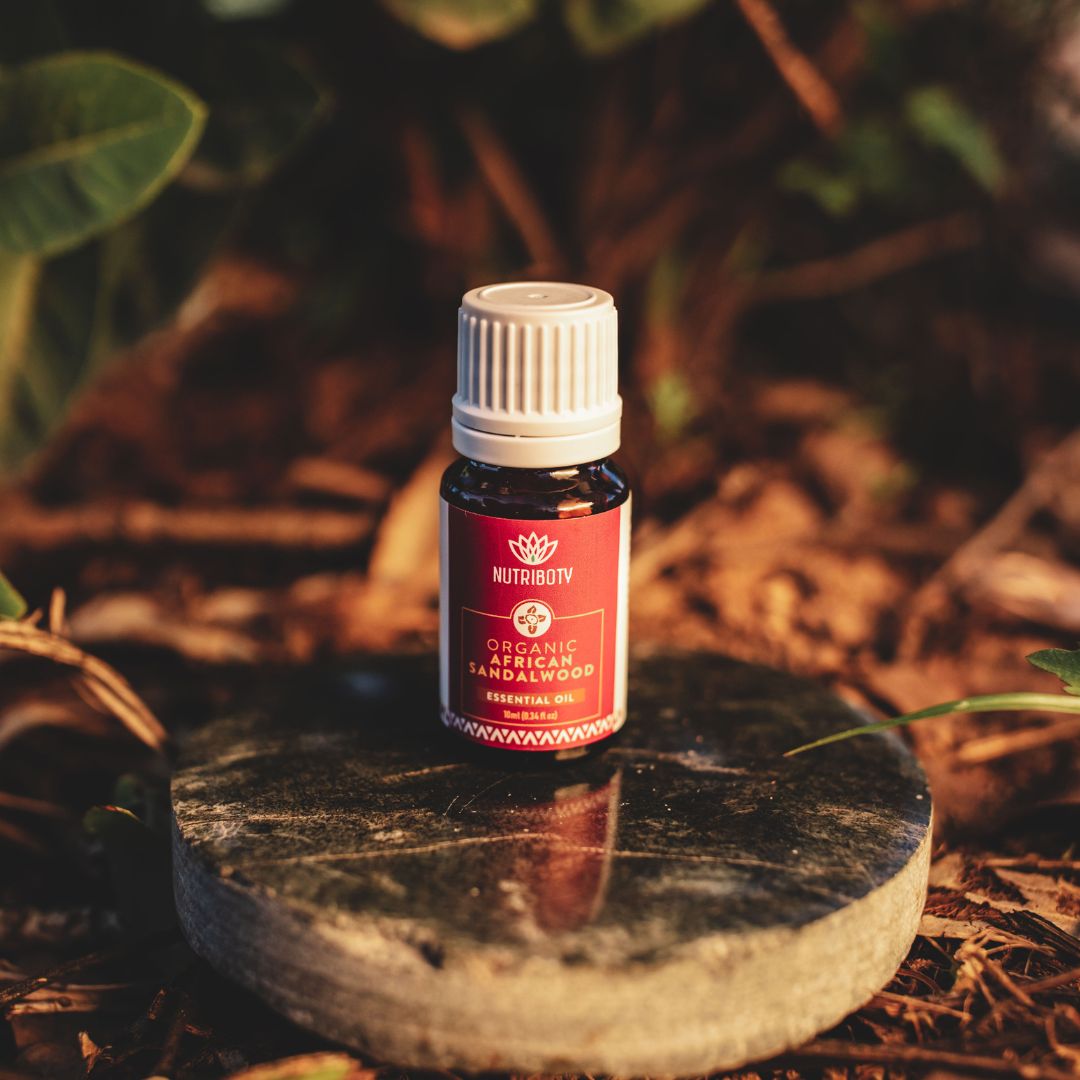 O óleo essencial de sândalo africano é caracterizado pelo seu aroma amadeirado, suave e um tanto balsâmico nas suas delicadas notas doces, apresenta propriedades que auxiliam na concentração e meditação. As excelentes propriedades de blending que apresenta e as suas propriedades antissépticas tornaram este óleo num valioso fixador e intensificador de outras fragrâncias. Aumenta o foco, a clareza, excelente para meditação e yoga. Aromaterapia.