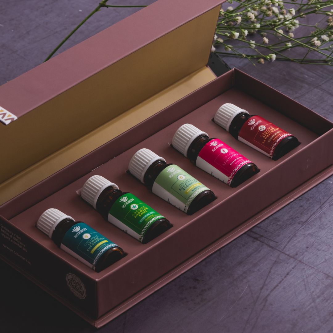 Set de Aromaterapia da Nutriboty apresenta cinco dos nossos imprescindíveis óleos essenciais, Lemongrass, Eucalipto Limão, Sândalo Africano, Manjericão Angolano e Eucalipto Globulus. Para massagem, relaxamento, melhoramento do sono, energizantes, meditação e tantos outros benefícios das nossas plantas terapêuticas, 100% naturais sem diluição. Óleos orgânicos e certificados. Para a melhor experiência de aromaterapia use o nosso difusor de ambiente, ambientador de aroma.