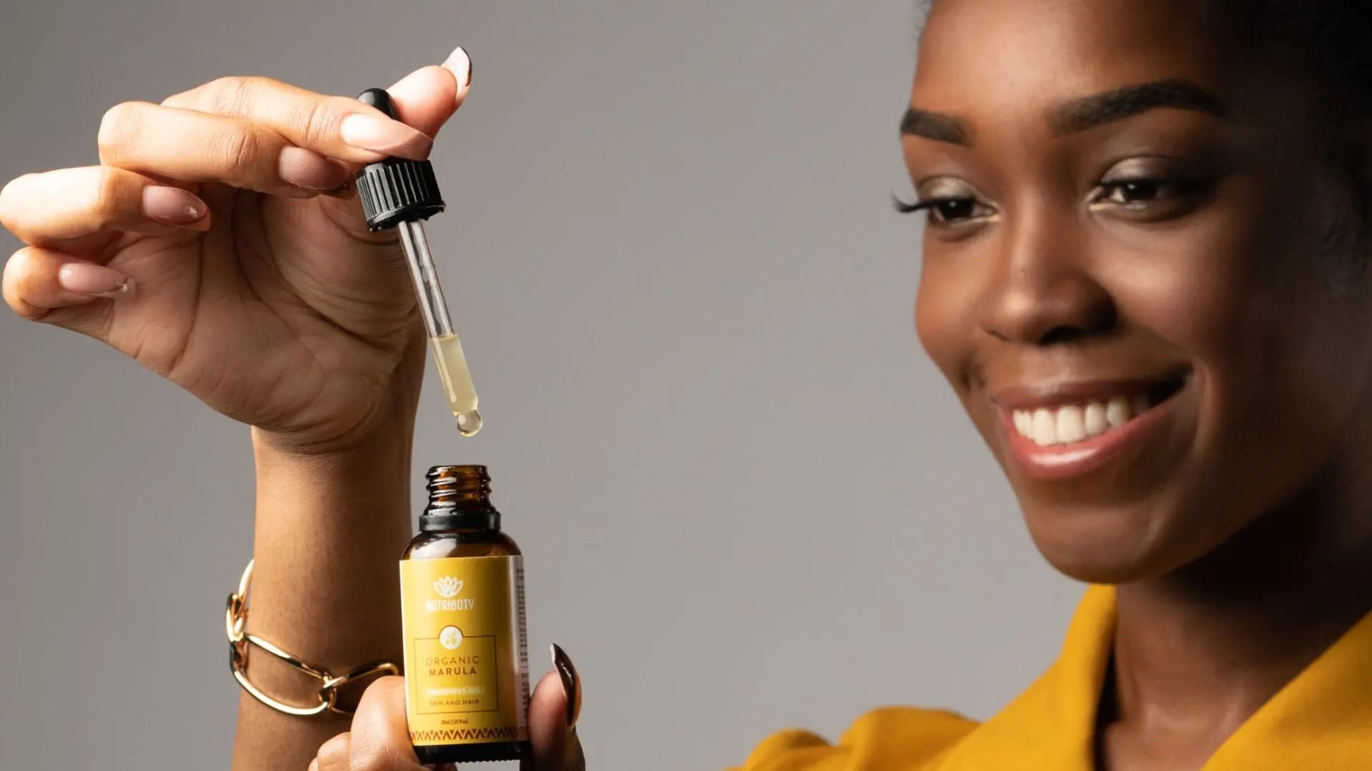 O Óleo Vegetal traz benefícios para o tratamento da pele, combate envelhecimento, linhas de expressão e rugas, ajuda no tratamento de dermatites, manchas na pele ou eczemas. Poder emoliente para cuidado do cabelo, hidratante, desfrisante e previne queda.