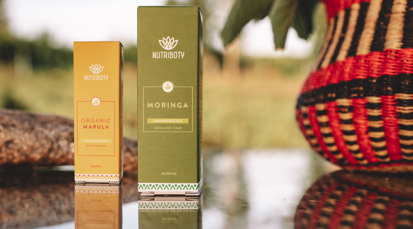 Óleos vegetais orgânicos, biológicos e certificados pela agricert. Sem diluição, com sementes prensadas a frio para uma qualidade superior, colheitas de matérias-primas à mão, salvaguardando as propriedades dos óleos. Moringa e Marula. 