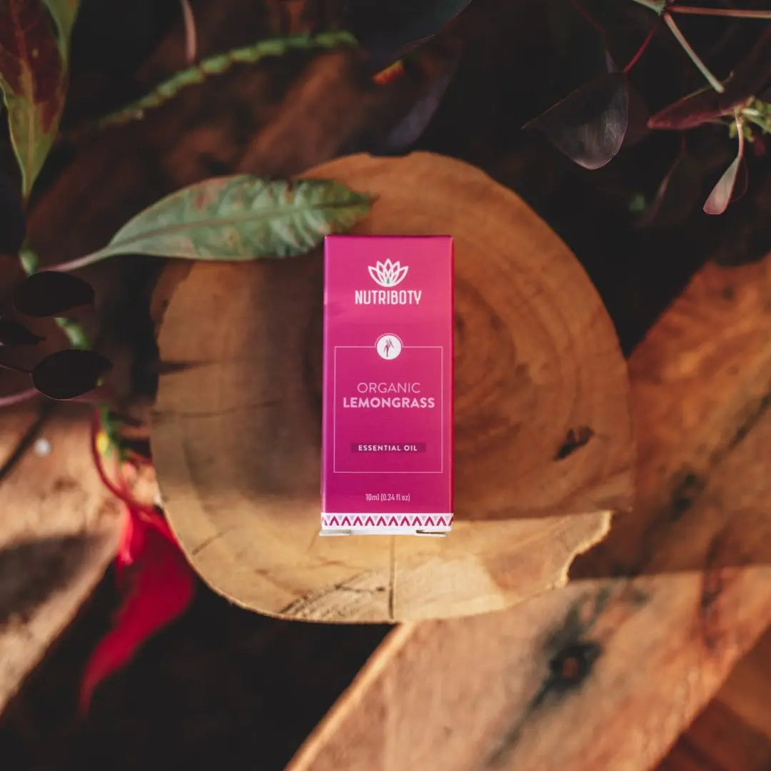 O Óleo Essencial de Lemongrass, Capim-limão ou Erva-príncipe, energiza o corpo, melhora a boa disposição e pode ser usado como repelente.  Durante épocas quentes, este óleo pode ser usado para refrescar a temperatura do corpo e reavivar a mente. Entre outros benefícios para a saúde, é usado para melhorar náuseas e cãibras musculares ligeiras. É ainda usado para cuidado da pele, unhas e cabelo, combatendo a oleosidade.