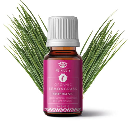 Conhecido em Angola como Caxinde, o Lemongrass (Erva-Príncipe em Portugal ou Capim-Limão no Brasil) é originário da Índia e foi propagado pelo mundo dada a popularidade do seu aroma fresco e cítrico. 100% biológico, puro e certificado pela Agricert, este óleo é obtido através da destilação a vapor da planta Cymbopogon citratus.  Na sua composição, destacam-se os seguintes elementos químicos:  Citral  (geranial+neral): 40-85% Acetato de geranilo: 5%