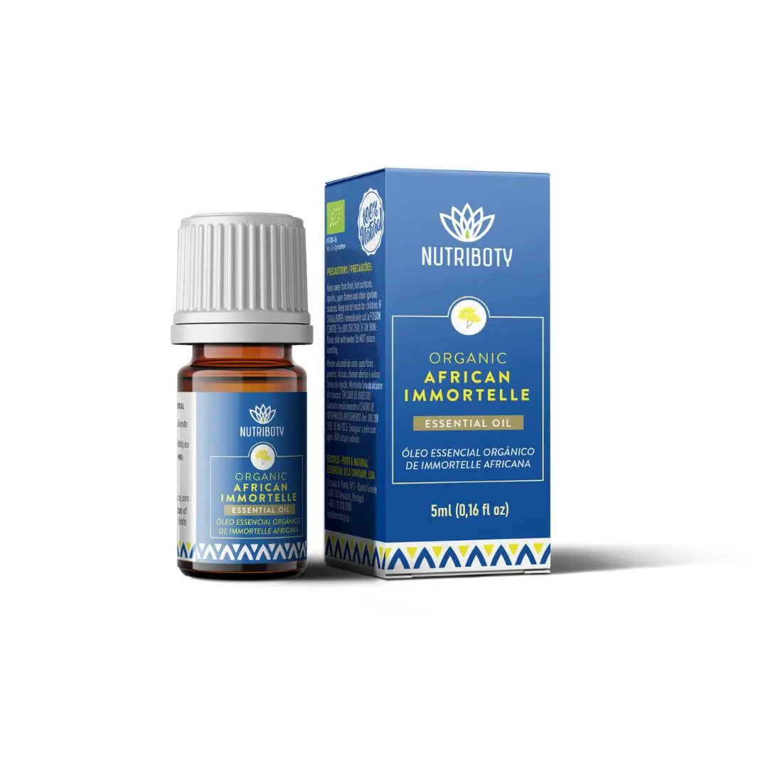 Immortelle 100% biológico, puro e certificado pela Agricert, este óleo é obtido através da destilação a vapor da planta Helichrysum kraussii.  Na sua composição, destacam-se os seguintes elementos químicos:  α-Pineno: 18-50%; Germacreno D: 7-24%; β-Cariofileno: 6-12%; α-Copaeno: 5-13%.