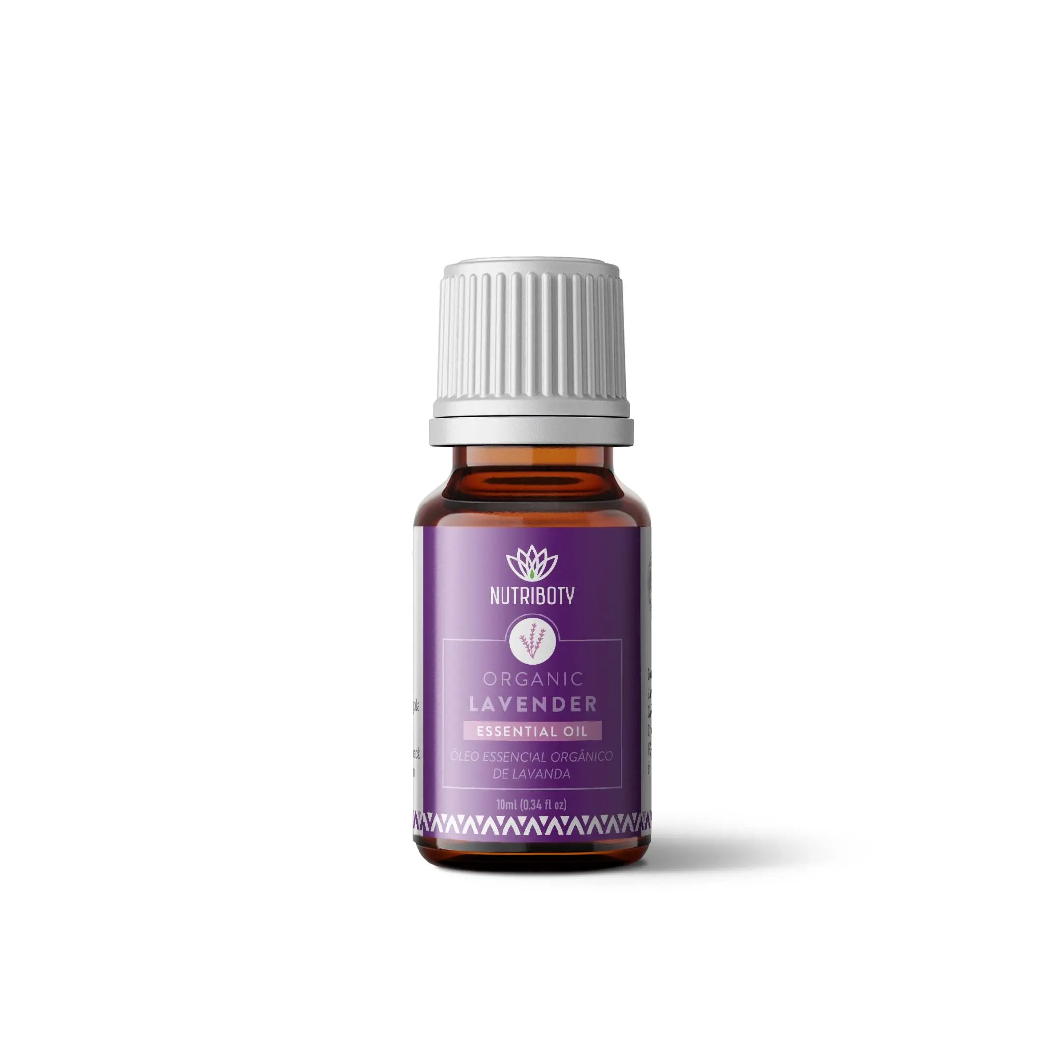 O Óleo Essencial de Lavanda é famoso pelo seu efeito calmante e pode complementar outros remédios sedativos para a insónia moderada, irritabilidade/agitação, dores de cabeça, enxaquecas e ansiedade. Dadas as suas propriedades antimicrobianas e relaxantes, pode também ser usada para problemas de pele, como infeções fúngicas, coceira, pequenas escoriações ou pequenos furúnculos de acne e cravos.