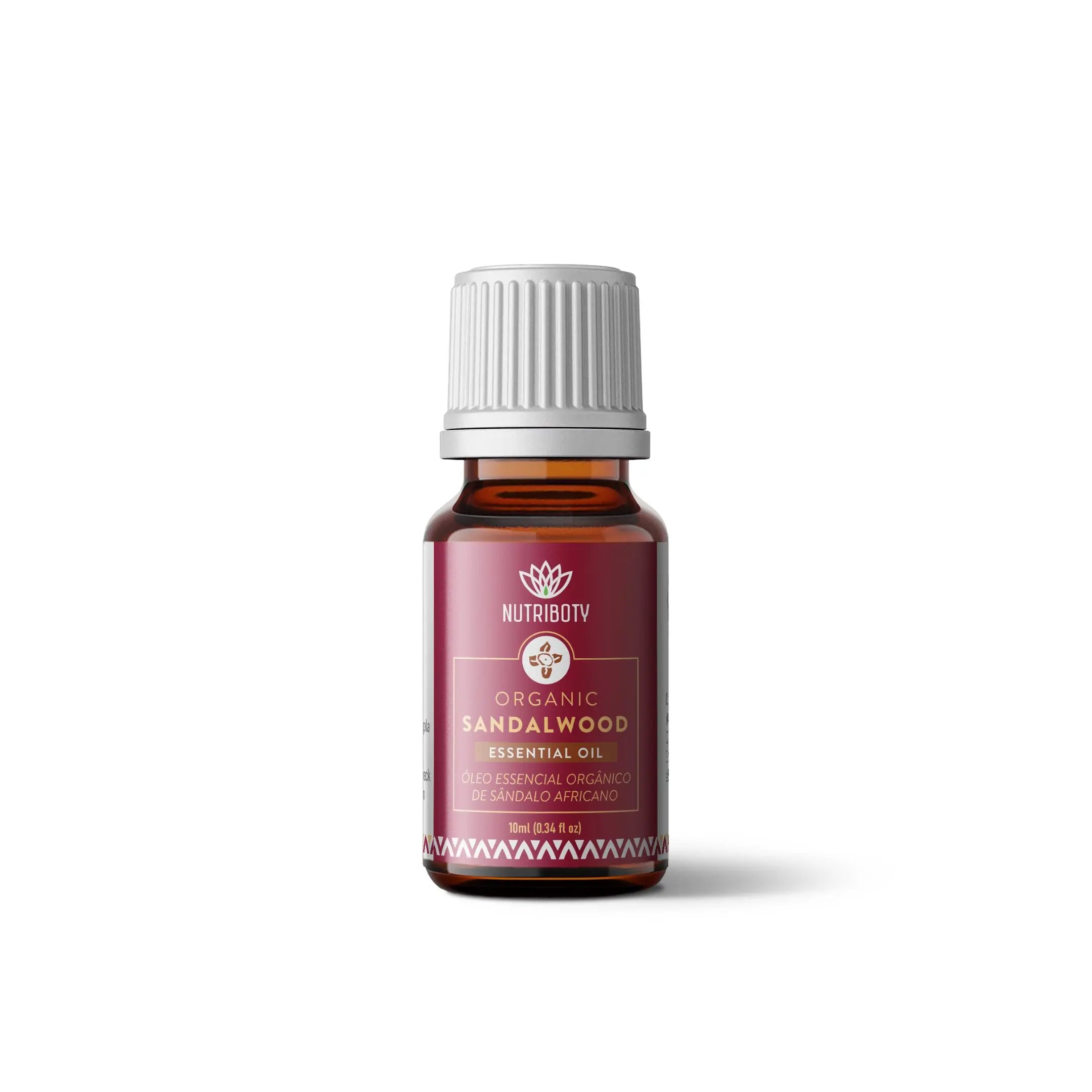 O óleo essencial de sândalo africano é caracterizado pelo seu aroma amadeirado, suave e um tanto balsâmico nas suas delicadas notas doces, apresenta propriedades que auxiliam na concentração e meditação. As excelentes propriedades de blending que apresenta e as suas propriedades antissépticas tornaram este óleo num valioso fixador e intensificador de outras fragrâncias. Aumenta o foco, a clareza, excelente para meditação e yoga. Aromaterapia.