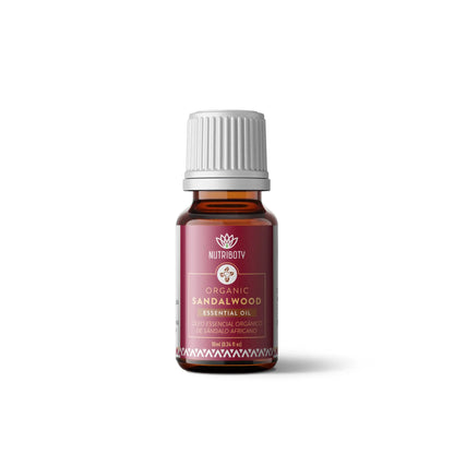 O óleo essencial de sândalo africano é caracterizado pelo seu aroma amadeirado, suave e um tanto balsâmico nas suas delicadas notas doces, apresenta propriedades que auxiliam na concentração e meditação. As excelentes propriedades de blending que apresenta e as suas propriedades antissépticas tornaram este óleo num valioso fixador e intensificador de outras fragrâncias. Aumenta o foco, a clareza, excelente para meditação e yoga. Aromaterapia.