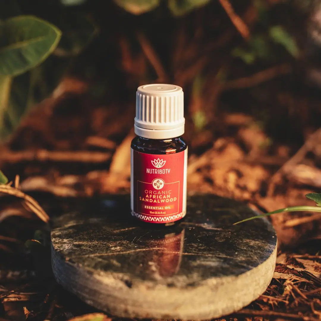 O óleo essencial de sândalo africano é caracterizado pelo seu aroma amadeirado, suave e um tanto balsâmico nas suas delicadas notas doces, apresenta propriedades que auxiliam na concentração e meditação. As excelentes propriedades de blending que apresenta e as suas propriedades antissépticas tornaram este óleo num valioso fixador e intensificador de outras fragrâncias. Aumenta o foco, a clareza, excelente para meditação e yoga. Aromaterapia.