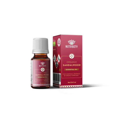 O óleo essencial de sândalo africano é caracterizado pelo seu aroma amadeirado, suave e um tanto balsâmico nas suas delicadas notas doces, apresenta propriedades que auxiliam na concentração e meditação. As excelentes propriedades de blending que apresenta e as suas propriedades antissépticas tornaram este óleo num valioso fixador e intensificador de outras fragrâncias. Aumenta o foco, a clareza, excelente para meditação e yoga. Aromaterapia. 
