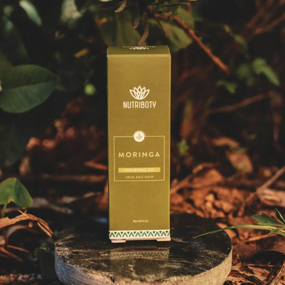 Já conhece a Moringa, a “Árvore da Vida” ?  Resultado da prensagem a frio do miolo das suas sementes, o Óleo Vegetal de Moringa da Nutriboty é riquíssimo em vitaminas A e E, tornando-o absolutamente imprescindível na sua rotina de cuidado da pele (skincare) e cabelo.  Proporcionando uma hidratação intensa da pele e cabelo, o resultado é uma pele rejuvenescida e radiante e um cabelo brilhante, macio e sedoso.