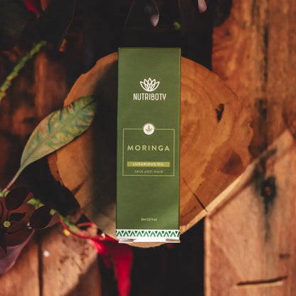 O óleo vegetal de Moringa é ideal para ser usado no cabelo, pele, barba, unhas e couro cabeludo. Limpador facial e desmaquilhante, hidratante e emoliante com propriedades terapêuticas. Contém Vitamina A, C e E, Ómega 9 e Ácidos Linoleicos. Para pele acneica, seca, envelhecida. Para prevenção da caspa. Anti-inflamatório e antimicrobiano é excelente para tratar dermatites, eczemas, queimaduras solares, cortes e picadas de insetos. Hidrata e confere brilho e dureza às unhas. 