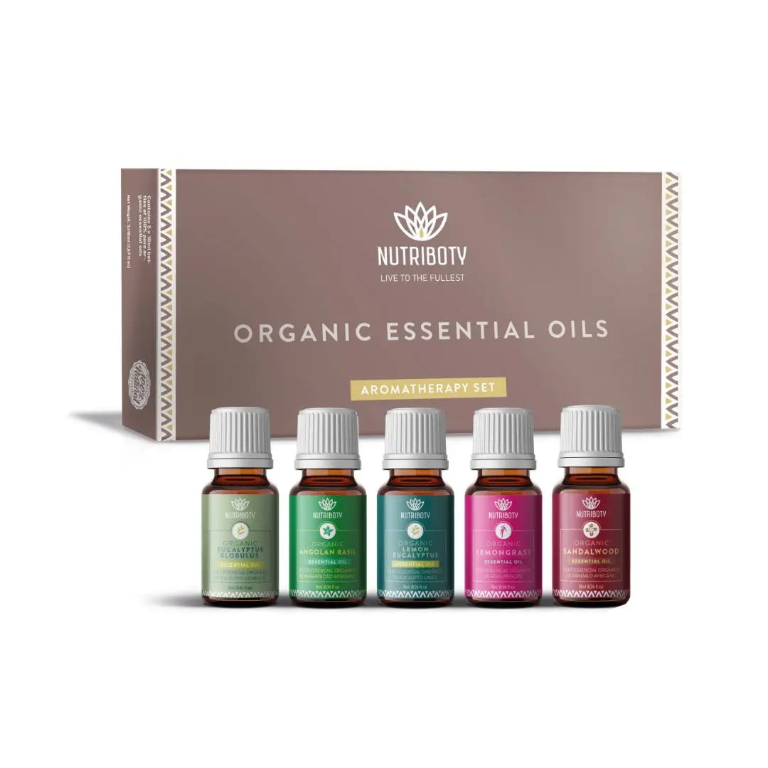 Set de Aromaterapia da Nutriboty apresenta cinco dos nossos imprescindíveis óleos essenciais, Lemongrass, Eucalipto Limão, Sândalo Africano, Manjericão Angolano e Eucalipto Globulus. Para massagem, relaxamento, melhoramento do sono, energizantes, meditação e tantos outros benefícios das nossas plantas terapêuticas, 100% naturais sem diluição. Óleos orgânicos e certificados. Para a melhor experiência de aromaterapia use o nosso difusor de ambiente, ambientador de aroma.