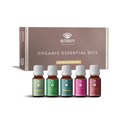 Set de Aromaterapia da Nutriboty apresenta cinco dos nossos imprescindíveis óleos essenciais, Lemongrass, Eucalipto Limão, Sândalo Africano, Manjericão Angolano e Eucalipto Globulus. Para massagem, relaxamento, melhoramento do sono, energizantes, meditação e tantos outros benefícios das nossas plantas terapêuticas, 100% naturais sem diluição. Óleos orgânicos e certificados. Para a melhor experiência de aromaterapia use o nosso difusor de ambiente, ambientador de aroma.