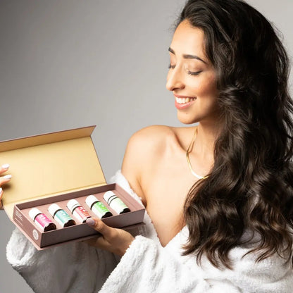 O Set Aromaterapia da Nutriboty é ideal tanto para os novatos da aromaterapia como para os aficionados. Inclui 5 óleos essenciais diferentes, todos eles com as suas propriedades e benefícios específicos: Eucalipto Limão, Eucalipto Globulus, Manjericão Africano, Lemongrass (Erva-Príncipe/Capim-Limão) e Sândalo Africano.