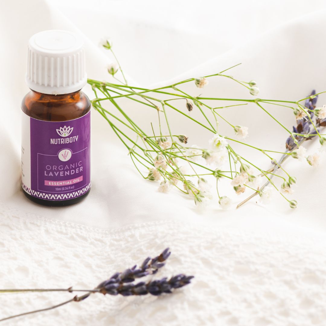 O Óleo Essencial de Lavanda da Nutriboty apresenta uma fragrância doce, floral e intensa.  Famosa pelo seu efeito calmante, a Lavanda é a sua maior aliada no alívio da insónia, irritabilidade/agitação, dores de cabeça, enxaquecas e ansiedade.  Dadas as suas propriedades antimicrobianas, pode também ser usada para problemas de pele como pequenas feridas e queimaduras superficiais.